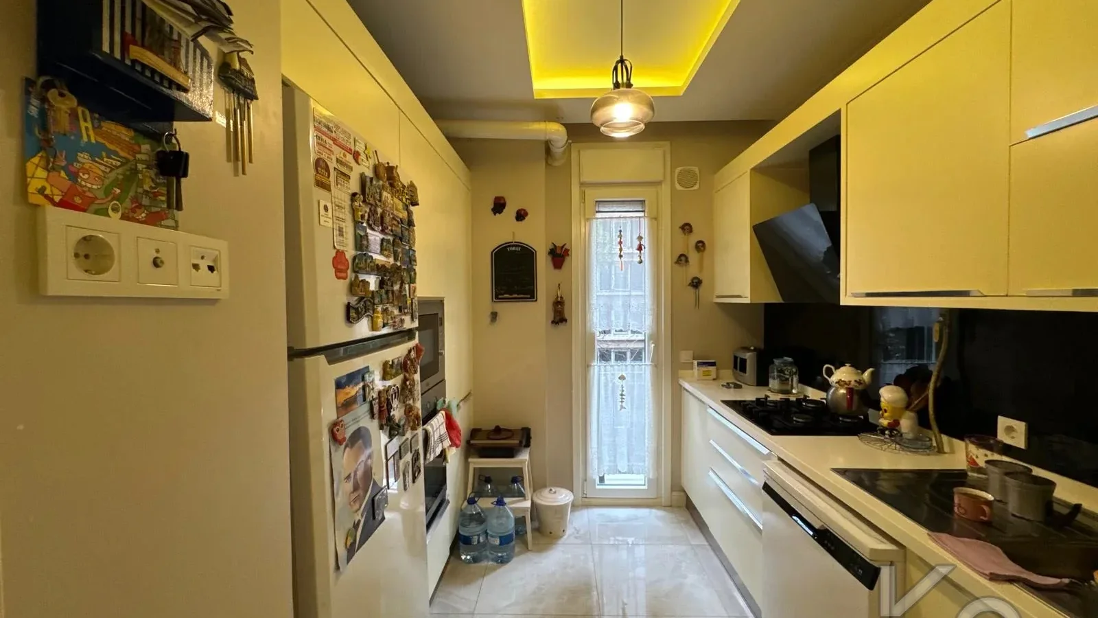 Laci̇vertcadde Taş Mektep'de 7/24 Güvenli̇kli̇ Havuzlu 70m² Net 2+1