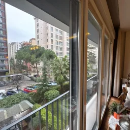 Laci̇vertcadde Taş Mektep'de 7/24 Güvenli̇kli̇ Havuzlu 70m² Net 2+1