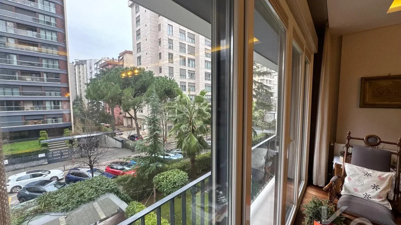 Laci̇vertcadde Taş Mektep'de 7/24 Güvenli̇kli̇ Havuzlu 70m² Net 2+1