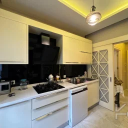 Laci̇vertcadde Taş Mektep'de 7/24 Güvenli̇kli̇ Havuzlu 70m² Net 2+1