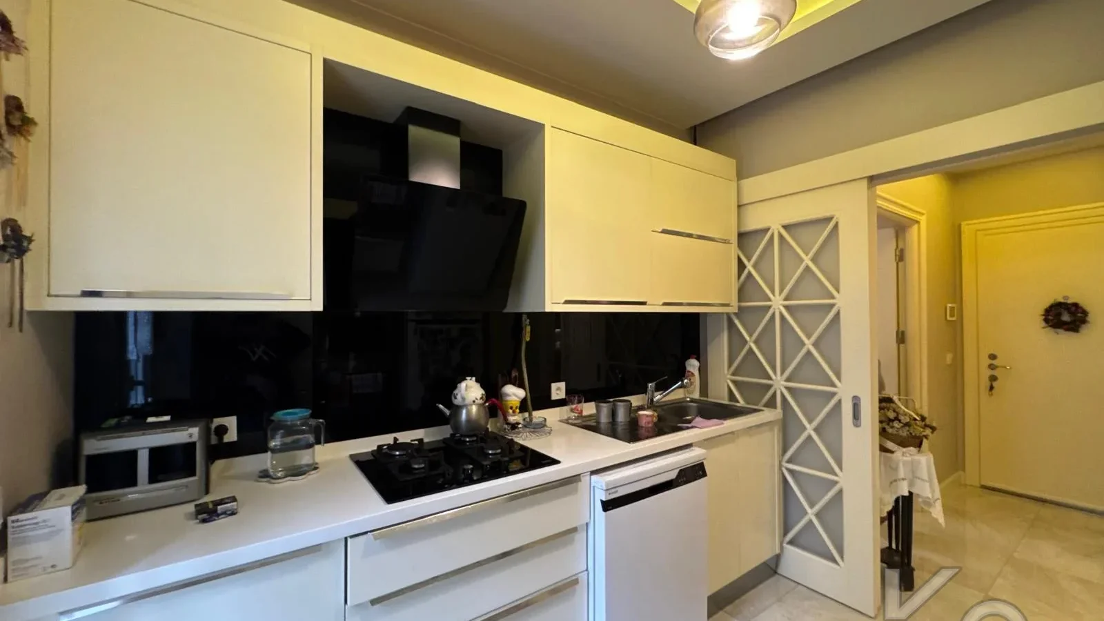 Laci̇vertcadde Taş Mektep'de 7/24 Güvenli̇kli̇ Havuzlu 70m² Net 2+1