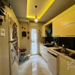 Laci̇vertcadde Taş Mektep'de 7/24 Güvenli̇kli̇ Havuzlu 70m² Net 2+1