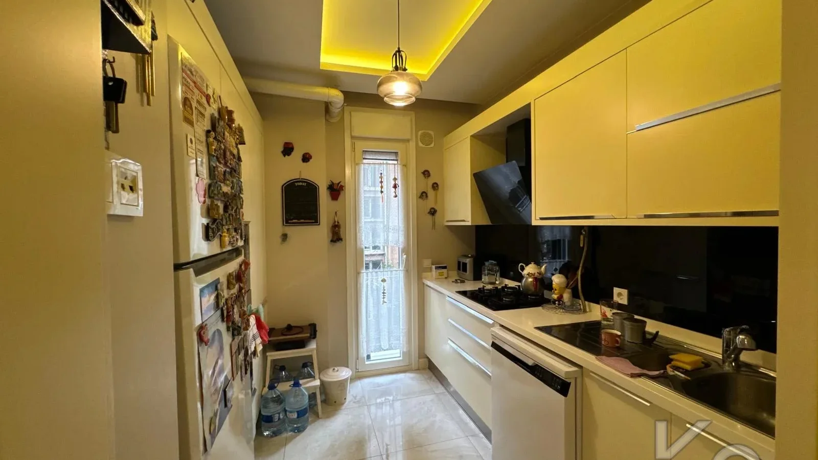 Laci̇vertcadde Taş Mektep'de 7/24 Güvenli̇kli̇ Havuzlu 70m² Net 2+1