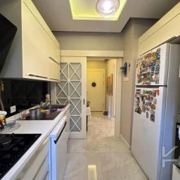 Laci̇vertcadde Taş Mektep'de 7/24 Güvenli̇kli̇ Havuzlu 70m² Net 2+1