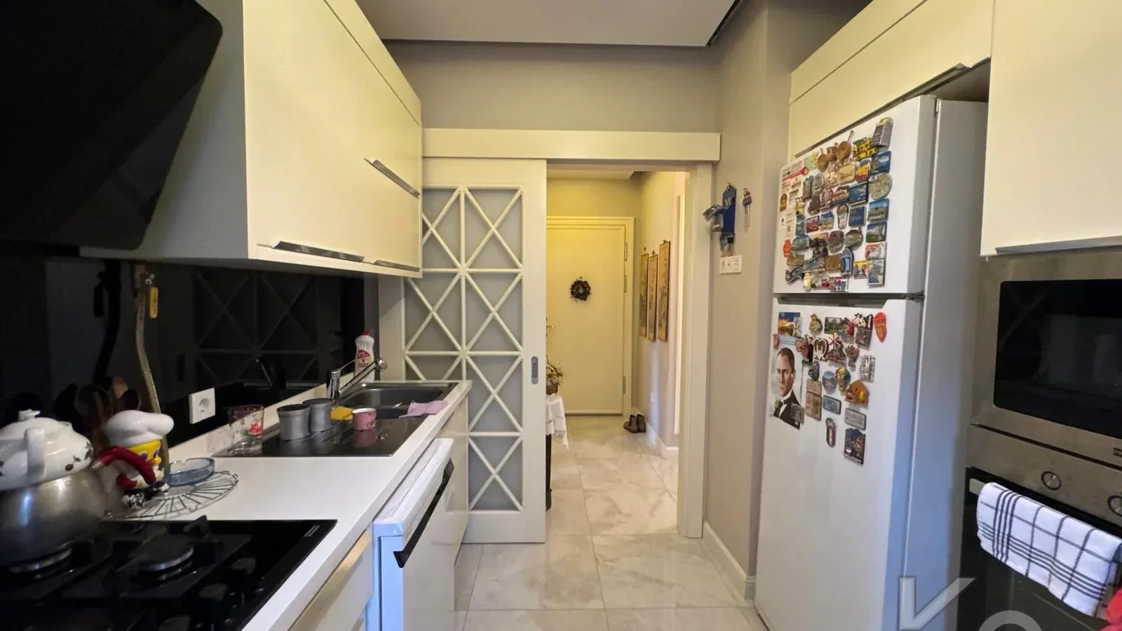Laci̇vertcadde Taş Mektep'de 7/24 Güvenli̇kli̇ Havuzlu 70m² Net 2+1