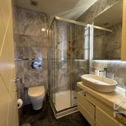 Laci̇vertcadde Taş Mektep'de 7/24 Güvenli̇kli̇ Havuzlu 70m² Net 2+1