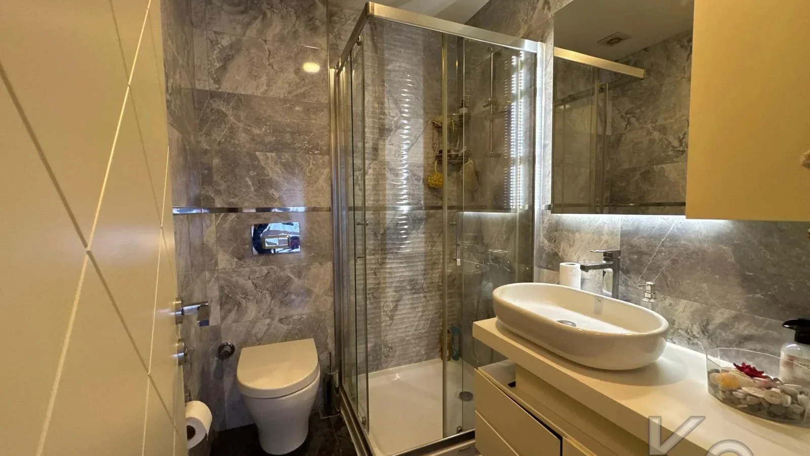 Laci̇vertcadde Taş Mektep'de 7/24 Güvenli̇kli̇ Havuzlu 70m² Net 2+1