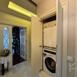 Laci̇vertcadde Taş Mektep'de 7/24 Güvenli̇kli̇ Havuzlu 70m² Net 2+1