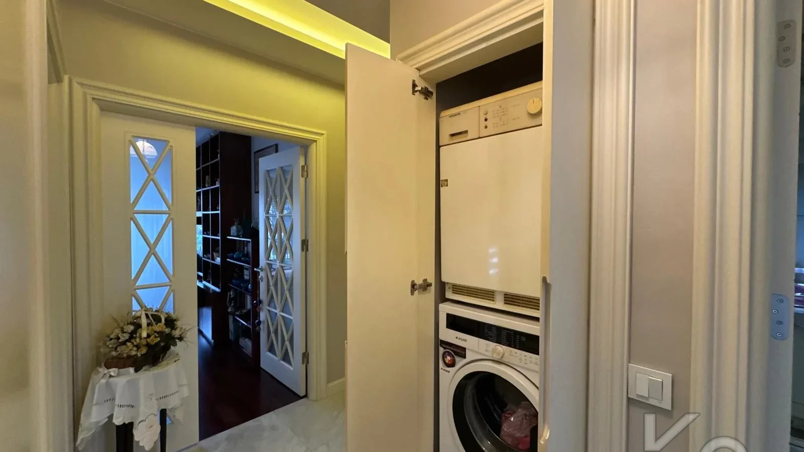 Laci̇vertcadde Taş Mektep'de 7/24 Güvenli̇kli̇ Havuzlu 70m² Net 2+1