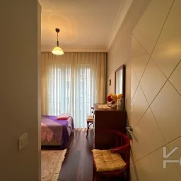 Laci̇vertcadde Taş Mektep'de 7/24 Güvenli̇kli̇ Havuzlu 70m² Net 2+1