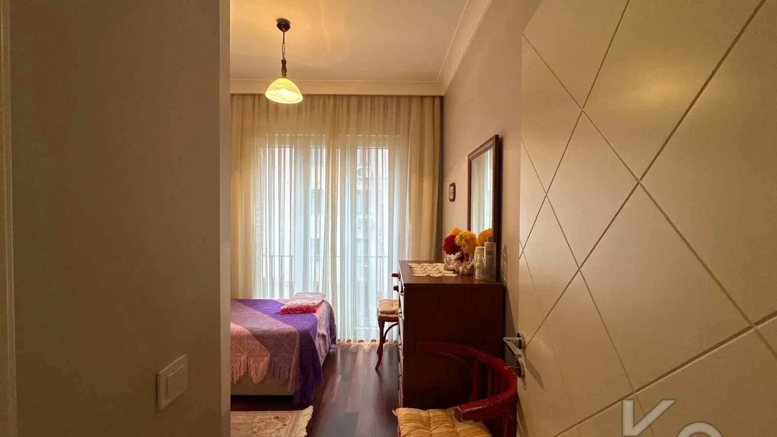 Laci̇vertcadde Taş Mektep'de 7/24 Güvenli̇kli̇ Havuzlu 70m² Net 2+1