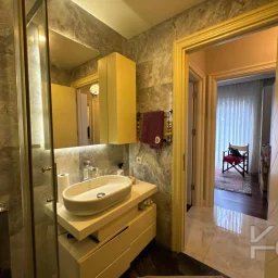 Laci̇vertcadde Taş Mektep'de 7/24 Güvenli̇kli̇ Havuzlu 70m² Net 2+1