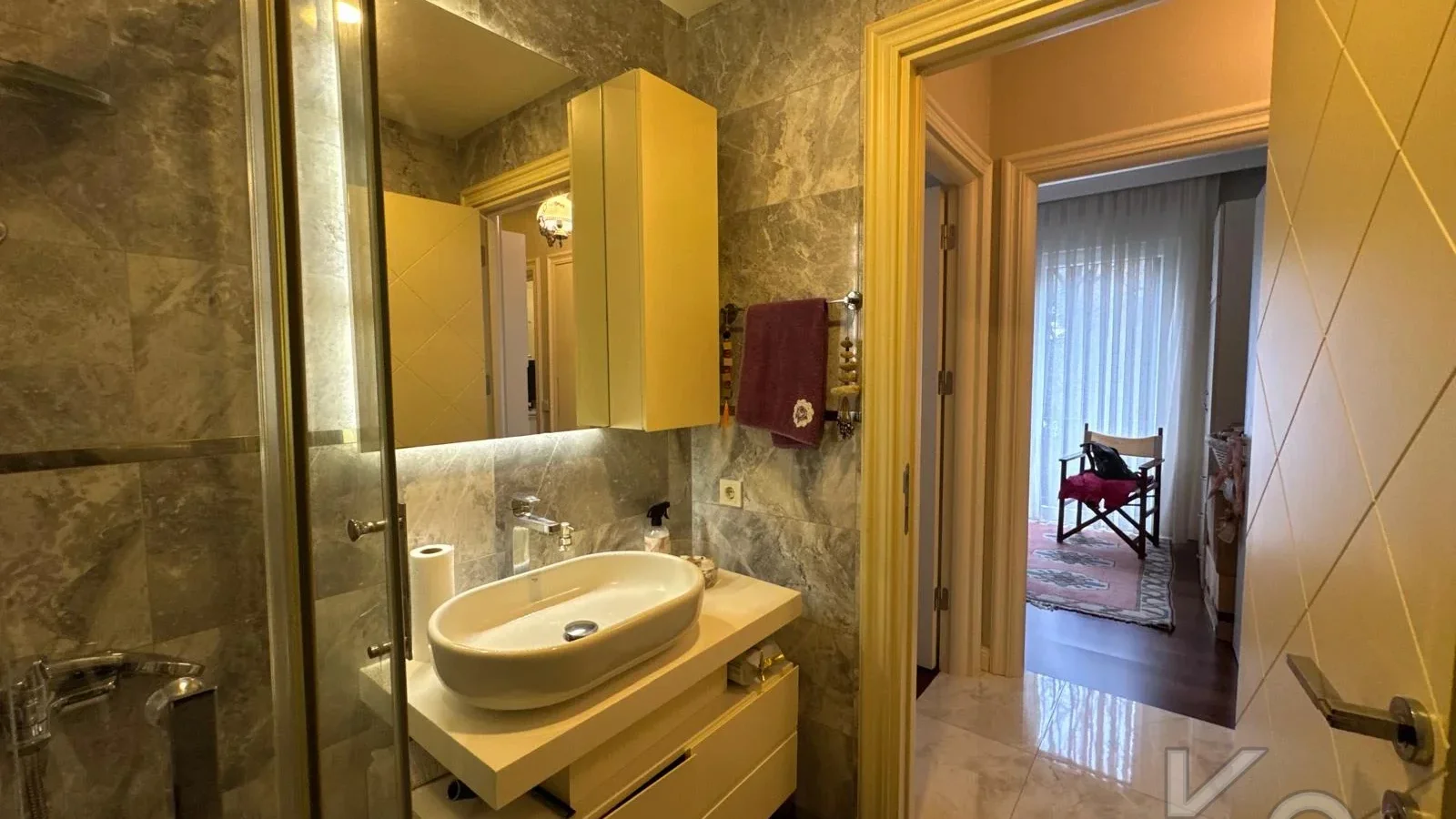 Laci̇vertcadde Taş Mektep'de 7/24 Güvenli̇kli̇ Havuzlu 70m² Net 2+1
