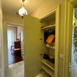 Laci̇vertcadde Taş Mektep'de 7/24 Güvenli̇kli̇ Havuzlu 70m² Net 2+1