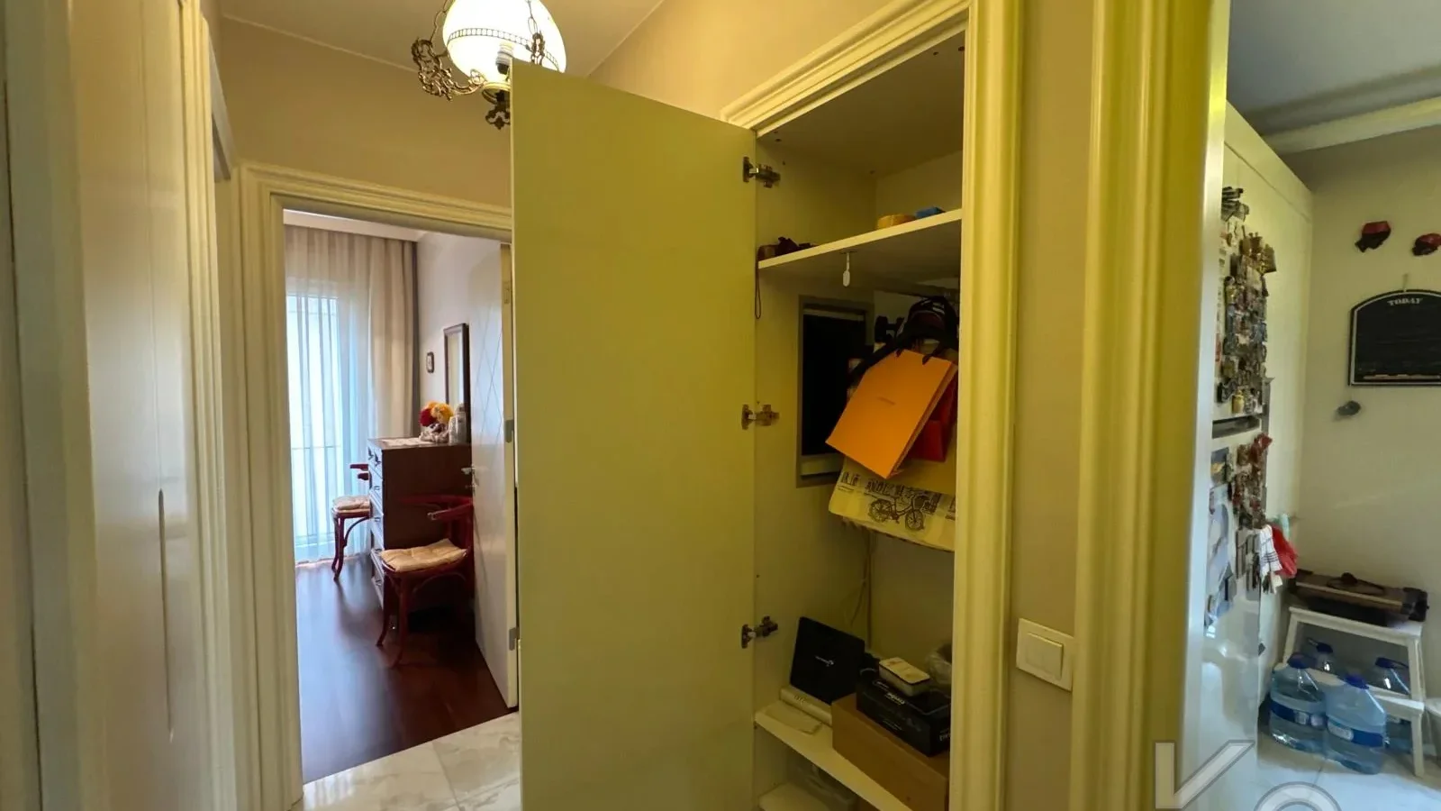 Laci̇vertcadde Taş Mektep'de 7/24 Güvenli̇kli̇ Havuzlu 70m² Net 2+1