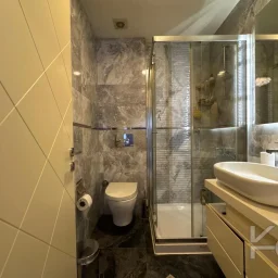 Laci̇vertcadde Taş Mektep'de 7/24 Güvenli̇kli̇ Havuzlu 70m² Net 2+1