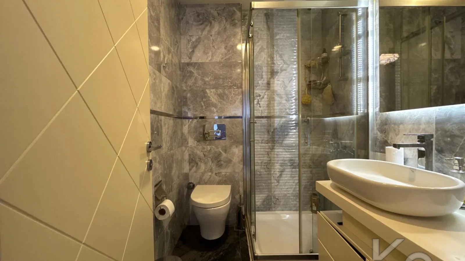 Laci̇vertcadde Taş Mektep'de 7/24 Güvenli̇kli̇ Havuzlu 70m² Net 2+1