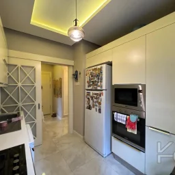 Laci̇vertcadde Taş Mektep'de 7/24 Güvenli̇kli̇ Havuzlu 70m² Net 2+1