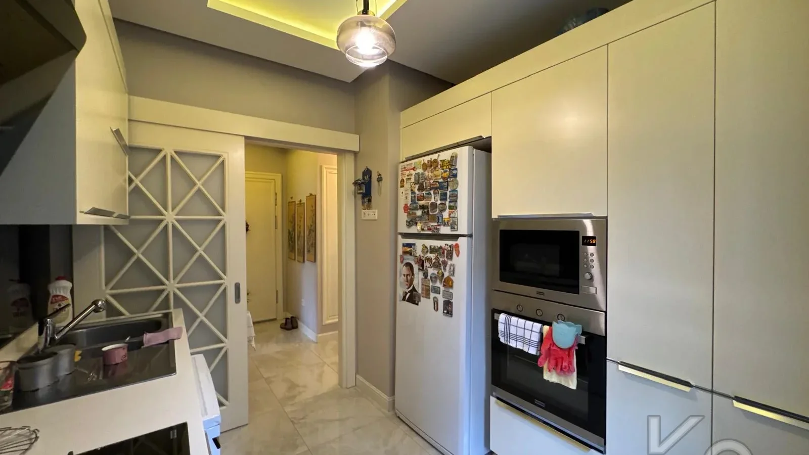Laci̇vertcadde Taş Mektep'de 7/24 Güvenli̇kli̇ Havuzlu 70m² Net 2+1