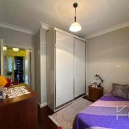Laci̇vertcadde Taş Mektep'de 7/24 Güvenli̇kli̇ Havuzlu 70m² Net 2+1