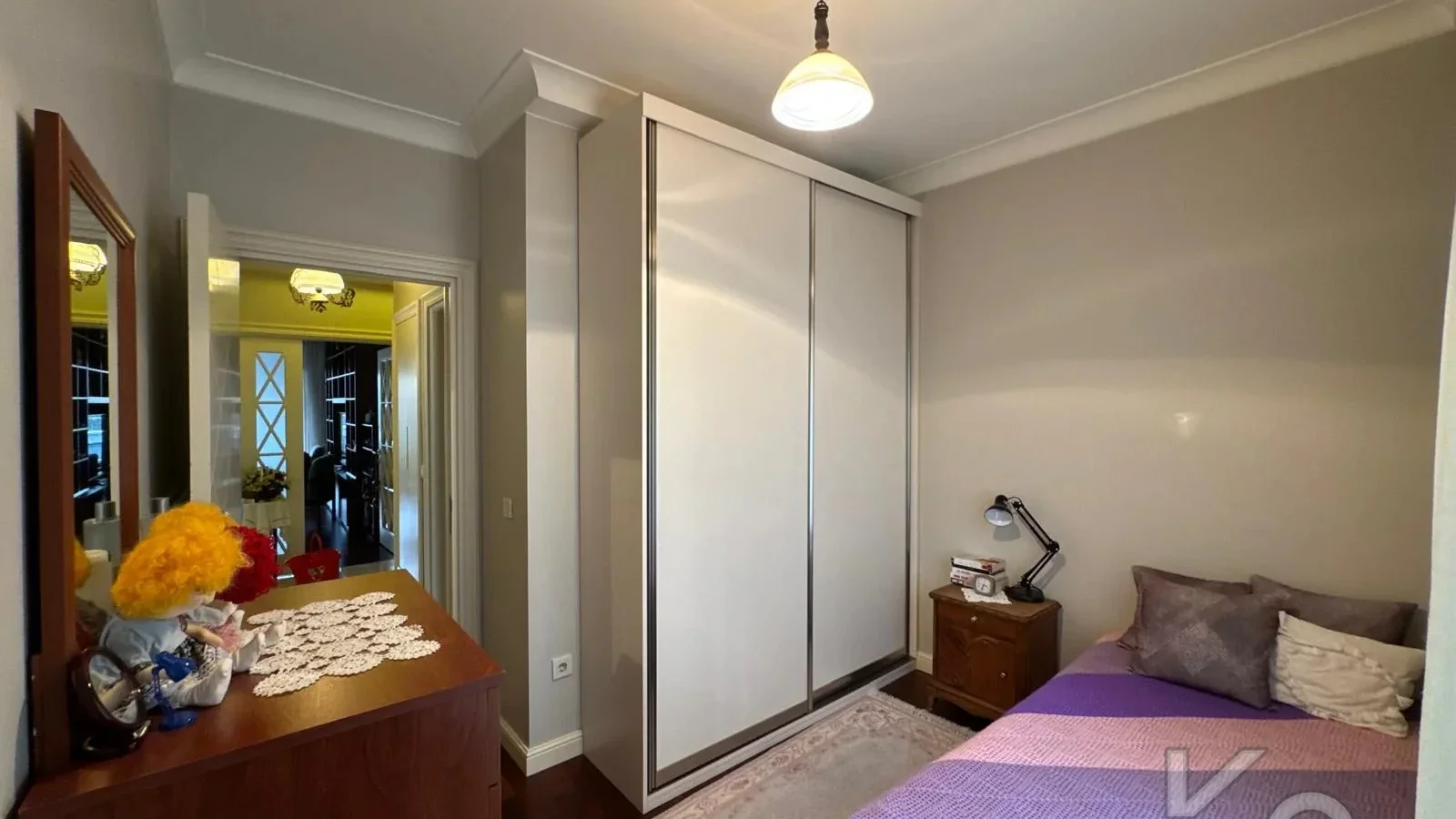 Laci̇vertcadde Taş Mektep'de 7/24 Güvenli̇kli̇ Havuzlu 70m² Net 2+1