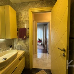 Laci̇vertcadde Taş Mektep'de 7/24 Güvenli̇kli̇ Havuzlu 70m² Net 2+1