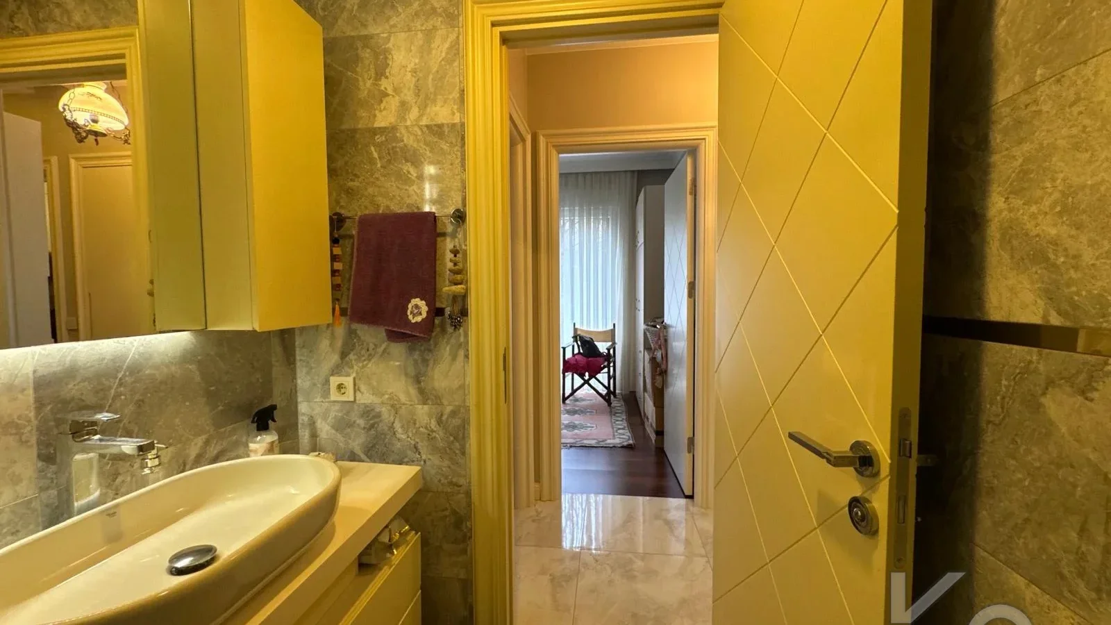Laci̇vertcadde Taş Mektep'de 7/24 Güvenli̇kli̇ Havuzlu 70m² Net 2+1