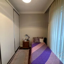 Laci̇vertcadde Taş Mektep'de 7/24 Güvenli̇kli̇ Havuzlu 70m² Net 2+1
