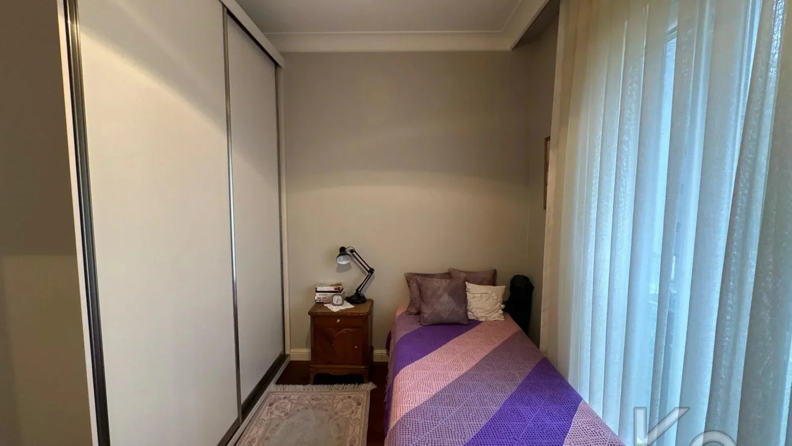 Laci̇vertcadde Taş Mektep'de 7/24 Güvenli̇kli̇ Havuzlu 70m² Net 2+1