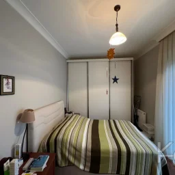 Laci̇vertcadde Taş Mektep'de 7/24 Güvenli̇kli̇ Havuzlu 70m² Net 2+1