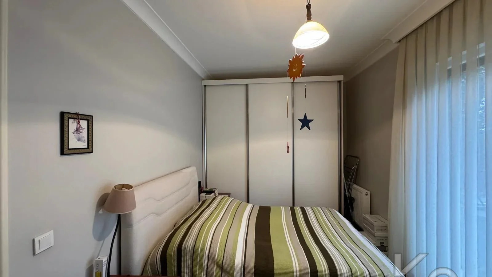 Laci̇vertcadde Taş Mektep'de 7/24 Güvenli̇kli̇ Havuzlu 70m² Net 2+1