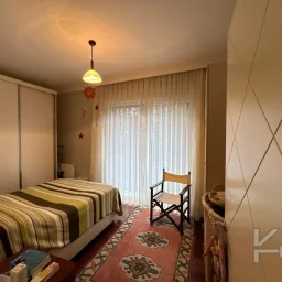 Laci̇vertcadde Taş Mektep'de 7/24 Güvenli̇kli̇ Havuzlu 70m² Net 2+1