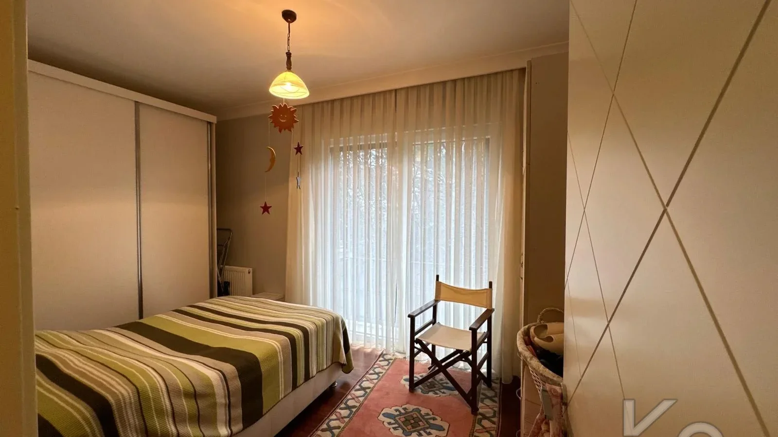 Laci̇vertcadde Taş Mektep'de 7/24 Güvenli̇kli̇ Havuzlu 70m² Net 2+1
