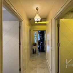 Laci̇vertcadde Taş Mektep'de 7/24 Güvenli̇kli̇ Havuzlu 70m² Net 2+1