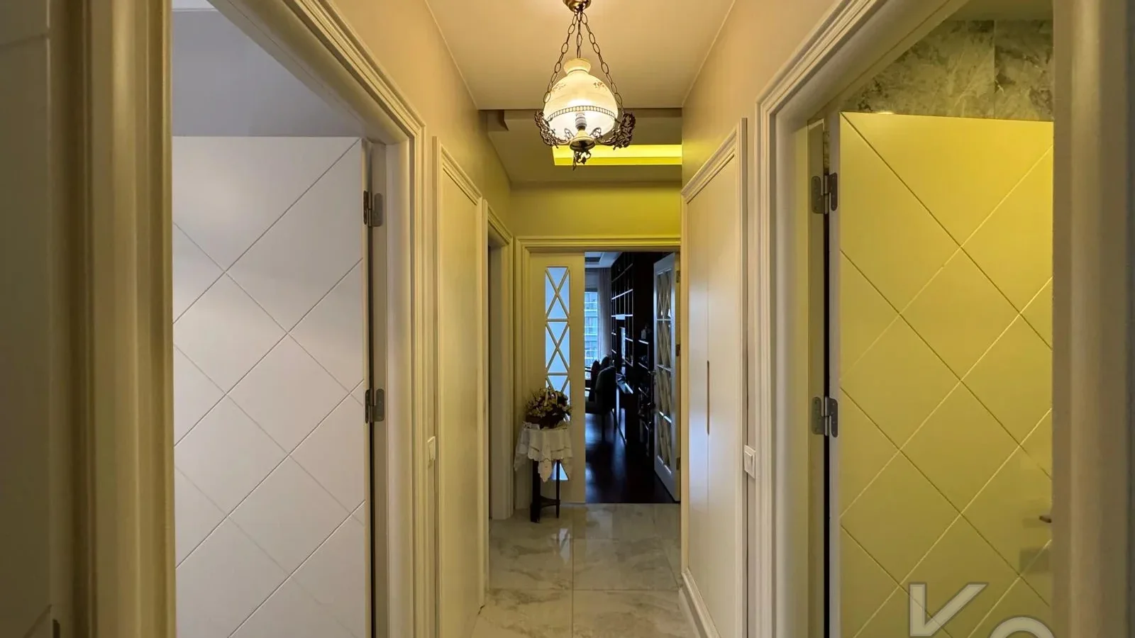 Laci̇vertcadde Taş Mektep'de 7/24 Güvenli̇kli̇ Havuzlu 70m² Net 2+1