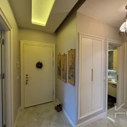 Laci̇vertcadde Taş Mektep'de 7/24 Güvenli̇kli̇ Havuzlu 70m² Net 2+1