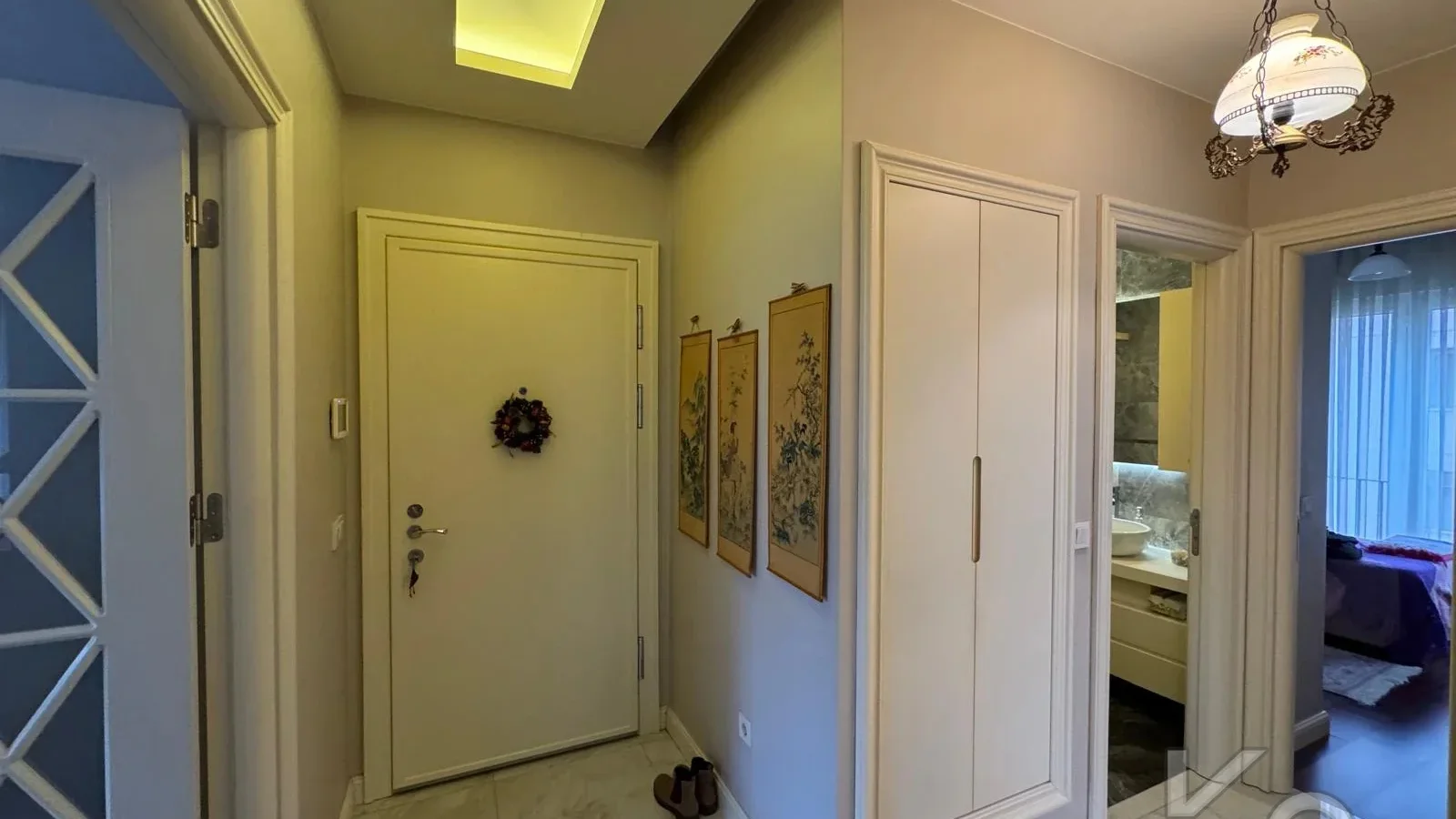 Laci̇vertcadde Taş Mektep'de 7/24 Güvenli̇kli̇ Havuzlu 70m² Net 2+1