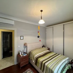 Laci̇vertcadde Taş Mektep'de 7/24 Güvenli̇kli̇ Havuzlu 70m² Net 2+1