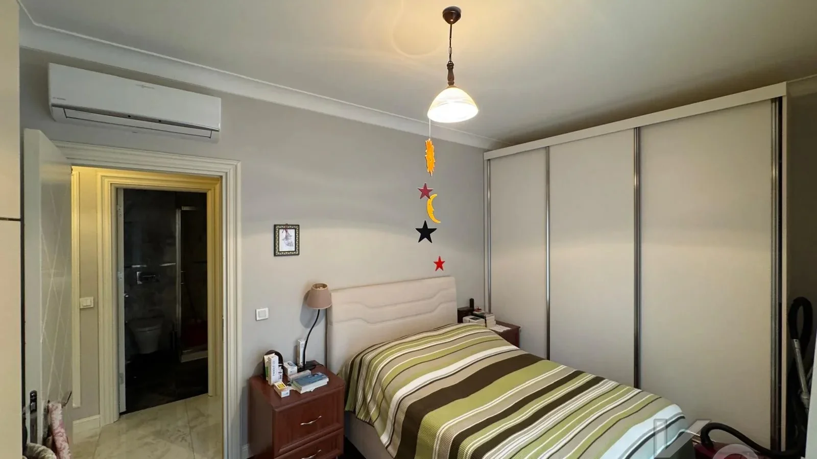 Laci̇vertcadde Taş Mektep'de 7/24 Güvenli̇kli̇ Havuzlu 70m² Net 2+1