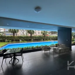 Laci̇vertcadde Taş Mektep'de 7/24 Güvenli̇kli̇ Havuzlu 70m² Net 2+1