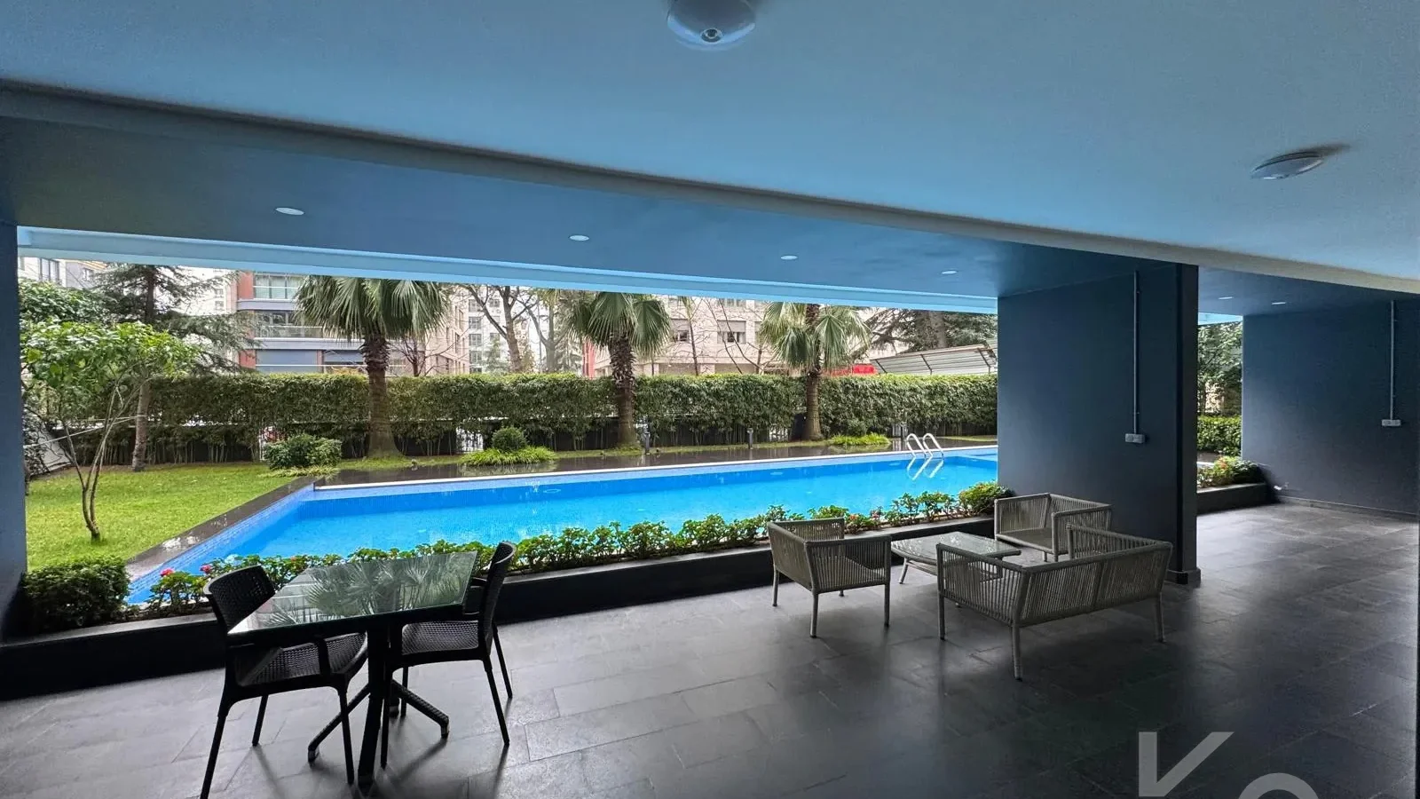 Laci̇vertcadde Taş Mektep'de 7/24 Güvenli̇kli̇ Havuzlu 70m² Net 2+1