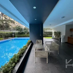 Laci̇vertcadde Taş Mektep'de 7/24 Güvenli̇kli̇ Havuzlu 70m² Net 2+1