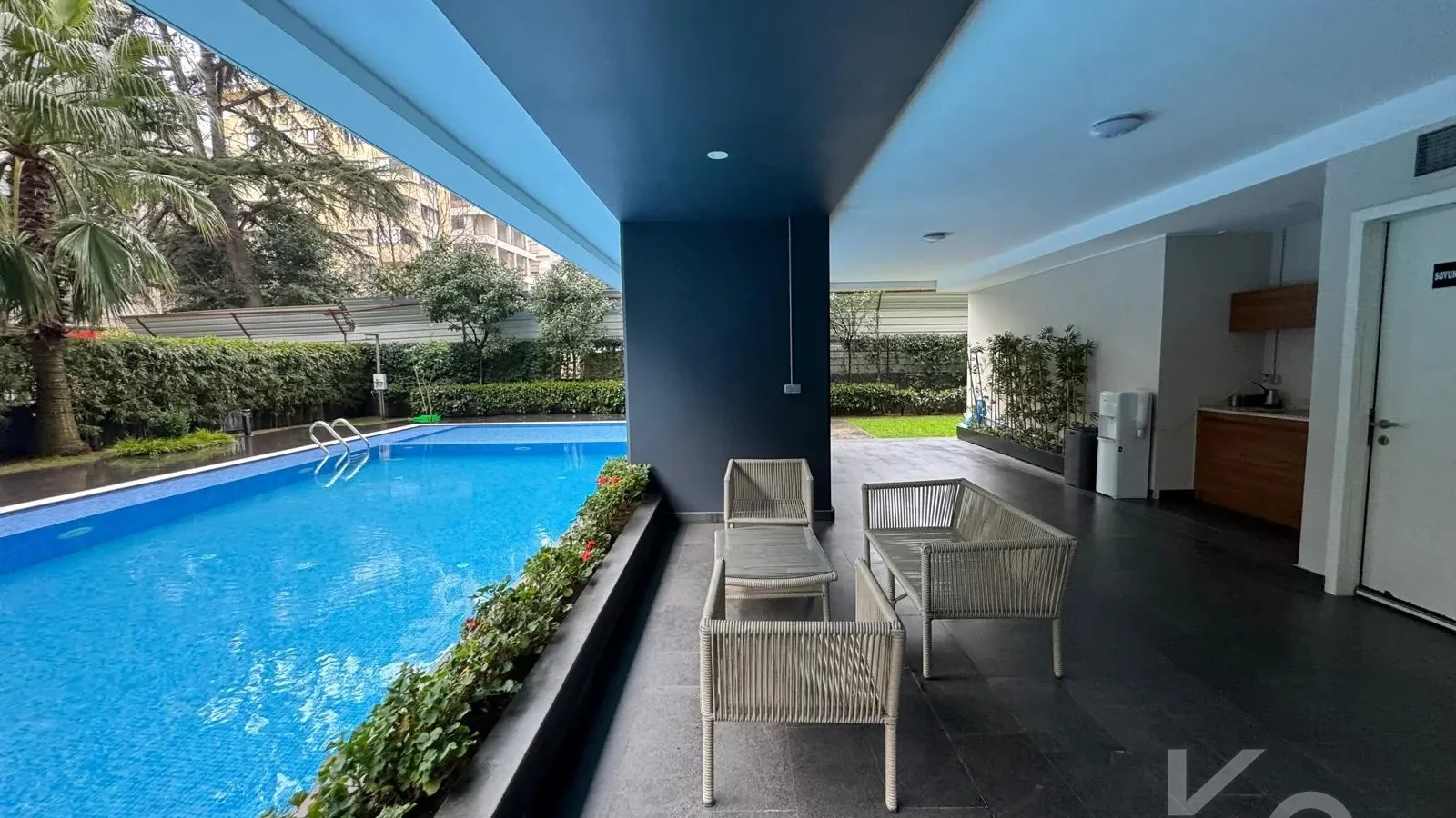 Laci̇vertcadde Taş Mektep'de 7/24 Güvenli̇kli̇ Havuzlu 70m² Net 2+1