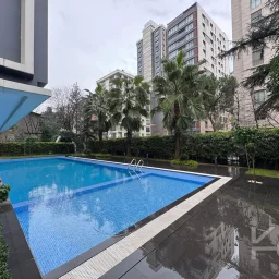 Laci̇vertcadde Taş Mektep'de 7/24 Güvenli̇kli̇ Havuzlu 70m² Net 2+1