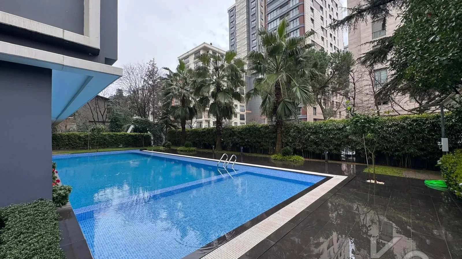 Laci̇vertcadde Taş Mektep'de 7/24 Güvenli̇kli̇ Havuzlu 70m² Net 2+1