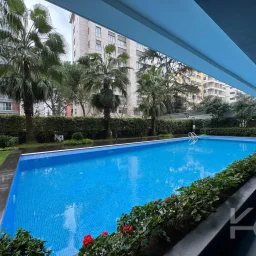 Laci̇vertcadde Taş Mektep'de 7/24 Güvenli̇kli̇ Havuzlu 70m² Net 2+1