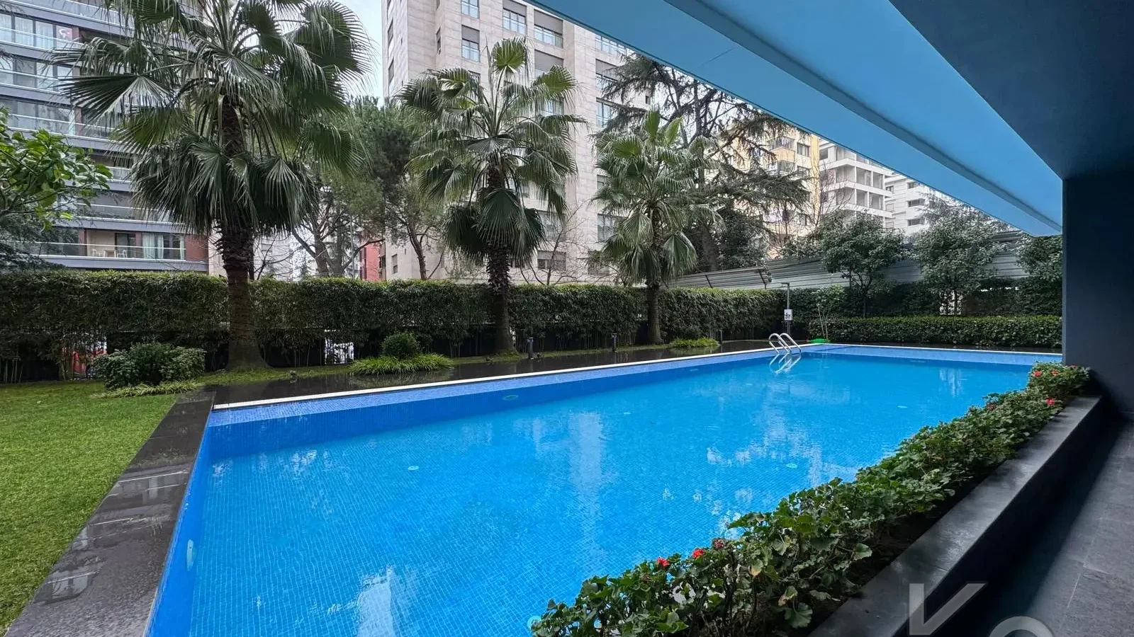 Laci̇vertcadde Taş Mektep'de 7/24 Güvenli̇kli̇ Havuzlu 70m² Net 2+1