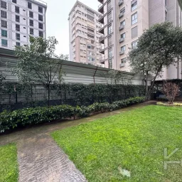 Laci̇vertcadde Taş Mektep'de 7/24 Güvenli̇kli̇ Havuzlu 70m² Net 2+1