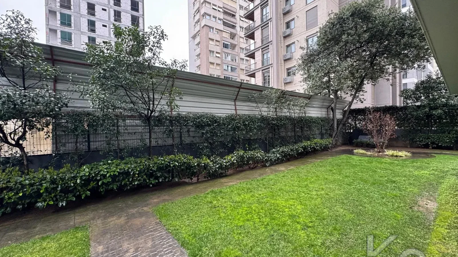 Laci̇vertcadde Taş Mektep'de 7/24 Güvenli̇kli̇ Havuzlu 70m² Net 2+1