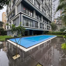 Laci̇vertcadde Taş Mektep'de 7/24 Güvenli̇kli̇ Havuzlu 70m² Net 2+1